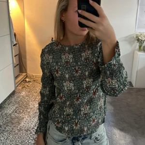 cool tröja  - skit cool i mycket bra skick 😄 stl 40 men sitter som en 36 