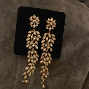 Lily and rose - Jätte fina örhängen som inte kommit till någon användning. 