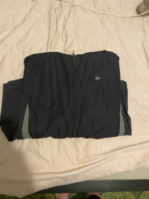 träningströja/jacka - SOC träningströja/jacka använd ett par gånger och kostade 400 när jag köpte den.