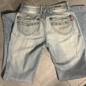 Lågmidjade jeans  - Säljer desss supersnygga lågmidjade jeans. Dragkedjan är sönder men inget man ser när man knäpper med knappen. Midjemått:36 cm, innerbenslängd 77 cm❤️‍🔥❤️‍🔥