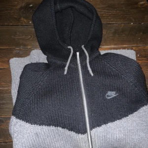 Över fet Nike tröja - Tvär rare stickad hoodie Storlek är typ M-L 