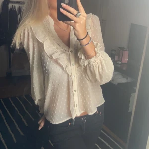Zara blus  - Säljer min blus från zara, den är rätt poppis och senast jag kolla va den slutsåld på hemsidan. Använd 2-3 gånger då jag inte riktigt gillar den