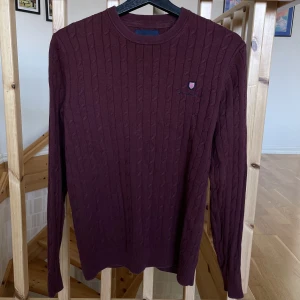 Ribbstickad tröja bondelid  - Tja! Säljer nu denna ribbstickade vinröda tröjan från bondelid. Skick: 8,5/10. Storlek: S. Nypris: 800kr. Kontakta mig för fler bilder eller info!