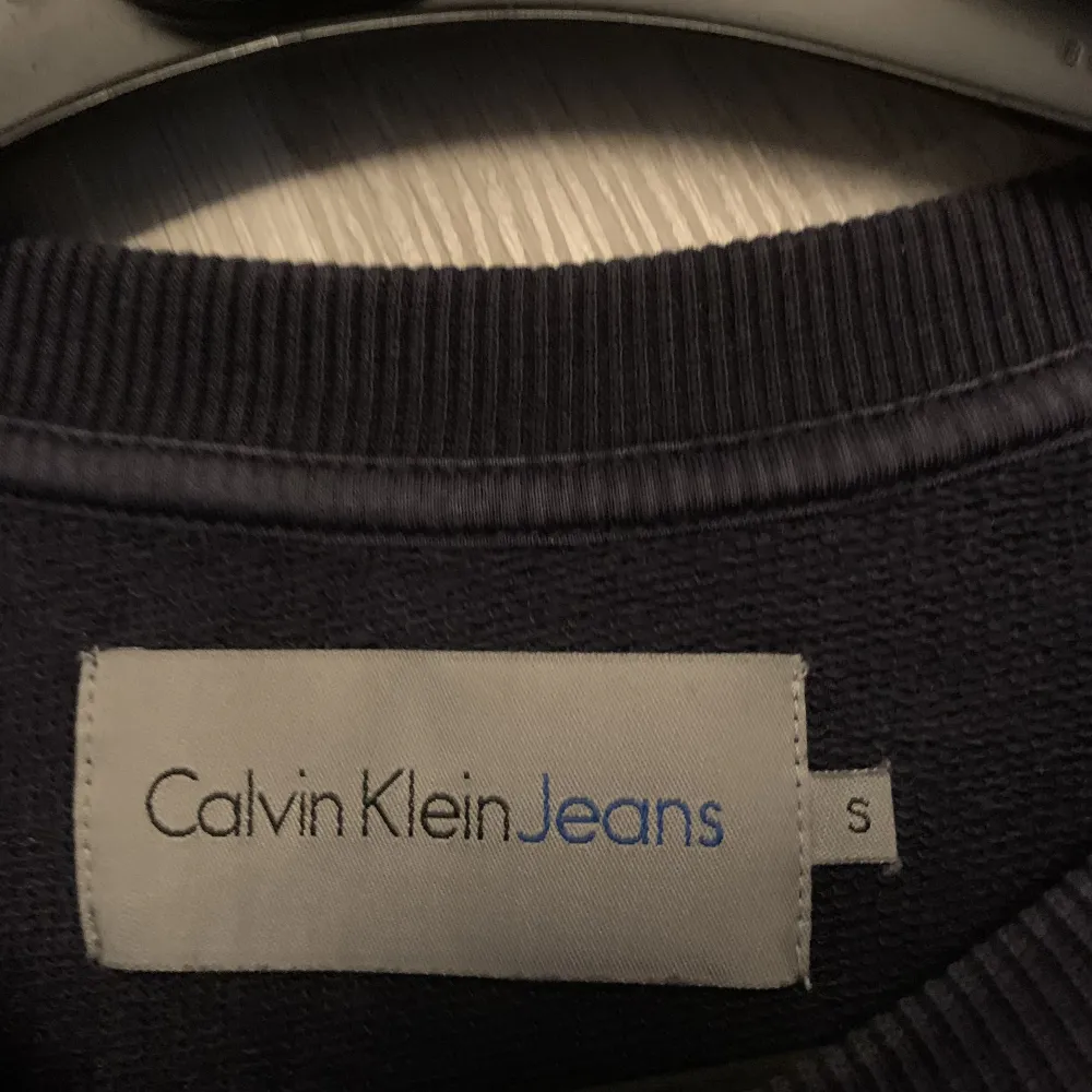 Fin Calvin Klein tröja sweatshirt. Mörkblå skick 10/10. (Smidig affär = lägre pris) nypris 1099kr. Tröjor & Koftor.