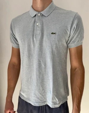 Lacoste piké  - Säljer denna feta Lacoste piké i ett mycket gott skick. Storlek är S men passar även M. Tveka inte på att höra av dig vid frågor!