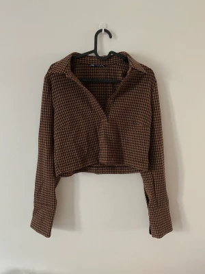 Tröja från Zara - En jättefin topp från Zara! Passar perfekt till hösten🤎 Har användts ett fåtal gånger. Storlek L (passar M)