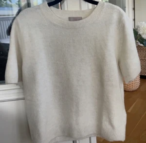 Stickad T-shirt H&M - Säljer denna otroligt fina stickade T-shirten från h&m då jag har en likande. Den har prislappen kvar dvs den är helt ny. Storlek L men sitter ABSOLUT som en Xs-S. Hör av er vid frågor eller tryck gärna på köp nu ❤️❤️