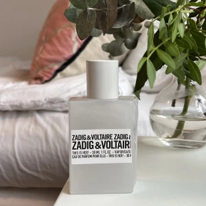 Zadig & Voltaire Parfym ”This Is Her!” - Parfym från Zadig & Voltaire köpt på Kicks för 6 månader sen. Mer än 80 % kvar, se bild. Kommer inte till användning. Ord pris 795kr. ❤️‍🔥  Doft av jasmin och rosépeppar. Kastanj & Benzoin. Det feminina förstärks med en intesiv bas av sandelträ.
