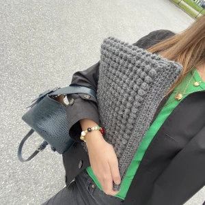 Datorfodral - Tar beställningar på datorfodral i denna modell! Kontakta mig vid intresse och skriv även vilken färg som önskas så gör jag de på beställning<3 Stängs med dragkedja!Köparen står för frakten💖