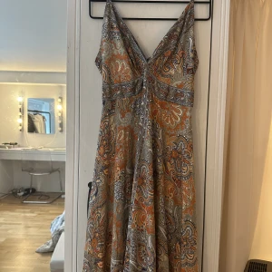 Ibiza klänning  - En skitsnygg klänning men har inte användning för den längre. Inte använd mer än 3 ggr.