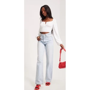 Topp  - En fin croppad topp från Nelly, som har  knytning framtill ✨ Använd men fint skick! Säljes pga att den inte passar längre.