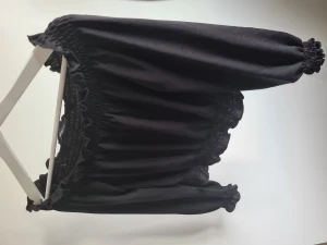 Långärmad off-shoulder - En svart långärmad off-shoulder tröja