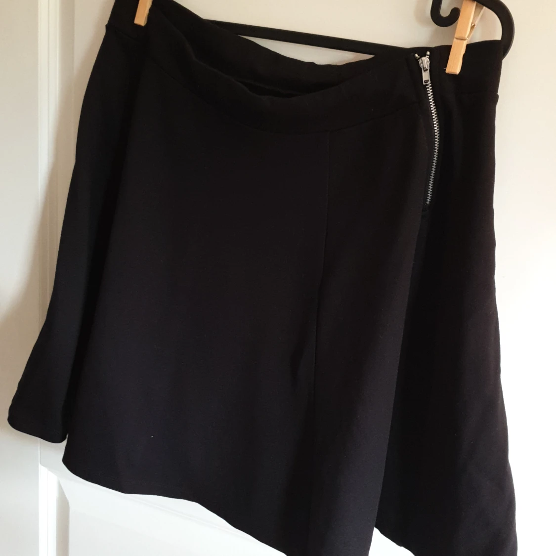 Söt kort svart kjol från H&M stl L - 90