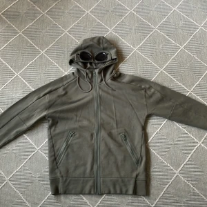 C.P company hoodie.  - Säljer den för jag inte använder den något. Skick 9/10 nästan aldrig använd.