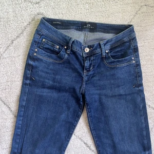 LTB jeans Valerie  - Säljer dessa superfina och populära LTB jeans i modellen valerie. Säljer då dem är för stora för mig som vanligtvis bär storlek Xs-S. Skulle säga att dem passar någon som bär storlek M-L. Skriv om du har några frågor eller vill ha fler bilder. Bootcut 🫶