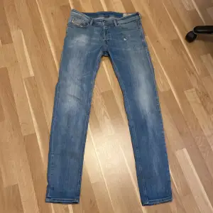 Feta diesel jeans säljer för jättebra pris. Ny pris 1500 kronor 