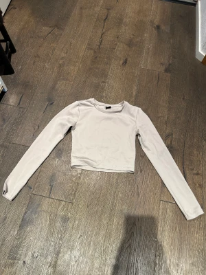 Magtröja - Magtröja från Gina tricot stl S Inte riktigt mina stil längre. SLUTSÅLD!!!! Lite nopprig men går att få bort (fråga om bild) Pris går att diskutera 