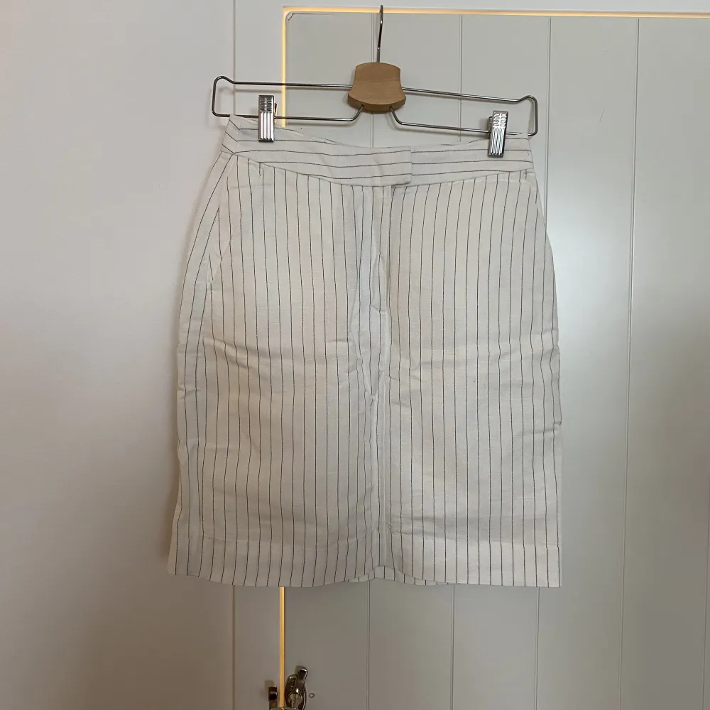 Randig kjol från Lindex, helt oanvänd med prislapp kvar🧡. Kjolar.