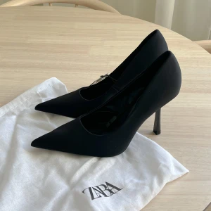 Klackskor ZARA - Svarta supersnygga klackskor från ZARA med prislapp kvar. Aldrig använda ✨ Storlek 38.