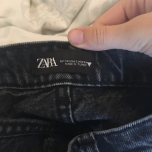 Zara svarta jeans❤️ - Säljer mina svarta jeans från zara❤️ Då de är för små på mig. De är i storlek 34. Skriv om du är intresserad. ”Inga märken på används”