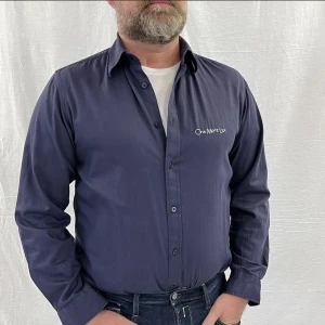 Blå skjorta  - Finns att köpa på min instagram ”onemoreuse.uf”. Kostar 79kr 🫶🫶