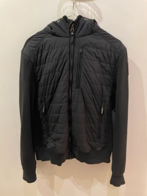 Parajumper jacka storlek M  - Parajumper äkta köpt i mall of Scandinavia (kommer inte ihåg affär) har ej kvitto kvar. Säljer den då jag inte använder den längre, det är storlek M. Köpt för 2k säljer för 800kr pga lite sliten och har ett mindre hål på baksidan av armen.