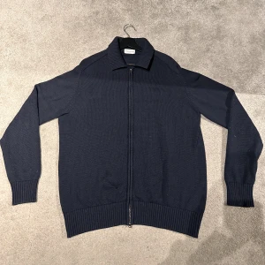 Cardigan/ hel zip - THESE GLORY DAYS hel zip Ny pris 1600kr  Skick 9/10