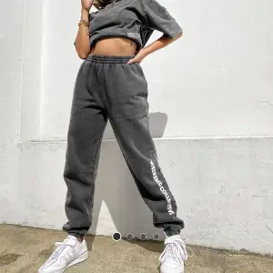 Slutsålda gråa mjukisbyxor från ASOS-weekend collective, tyvärr har dessa aldrig använts därför till salu⚡️ Ordinarie pris: 349kr