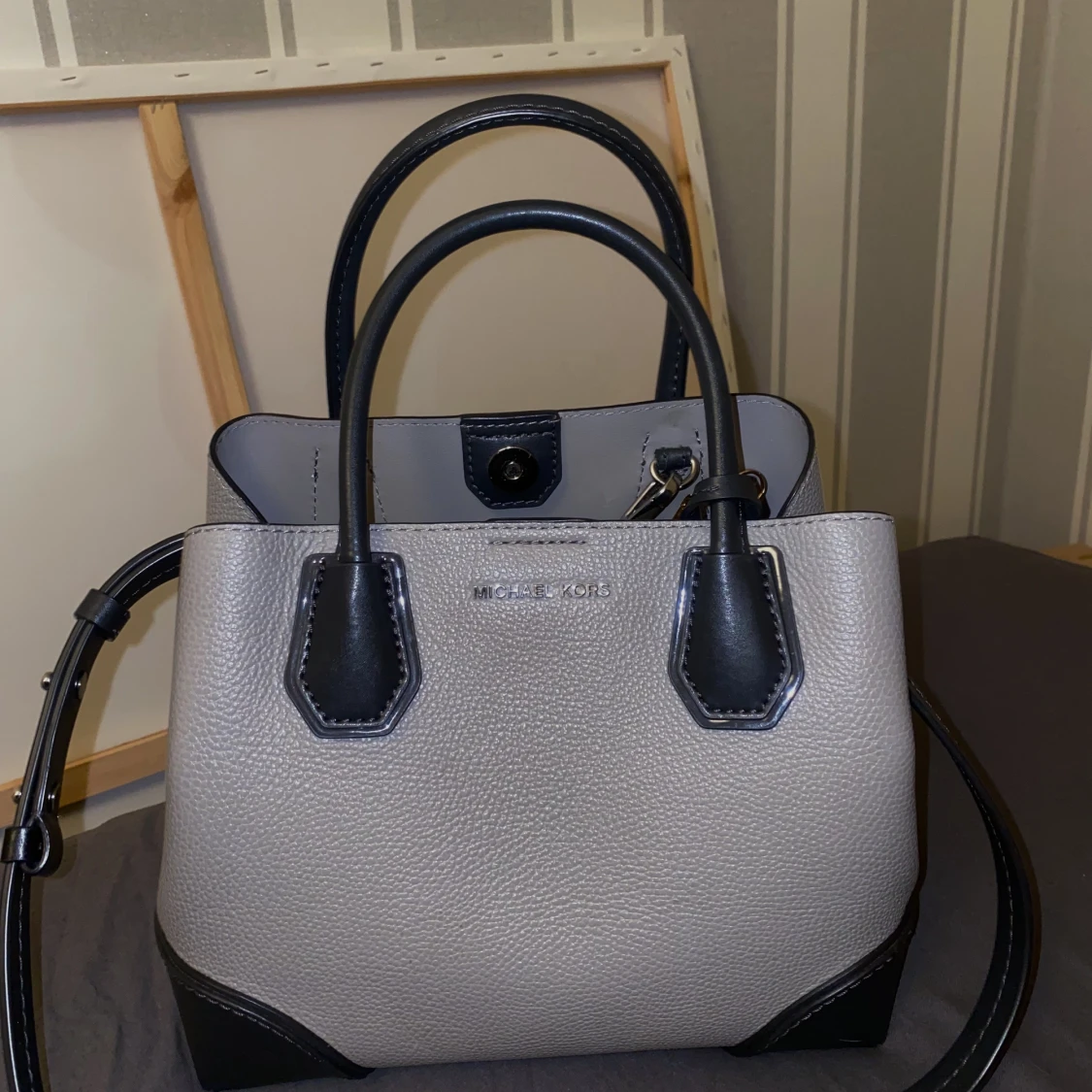 Michael kors väska grå