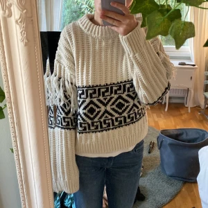 Stickad tröja  - Köpte gör 400kr. prislapp kvar, superfin nu till hösten/vintern inte sticki ( den är i Xs men är som S) 
