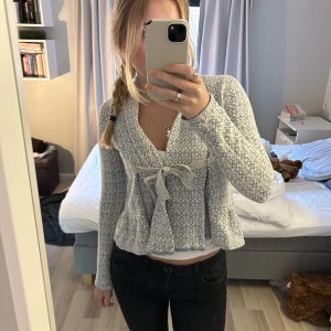 Odd Molly kofta - Super söt, blåmönstrad odd molly kofta som inte går att hitta i butik eller på hemsida längre! Säljer då den blivit för liten.. 💕Pris kan diskuteras!