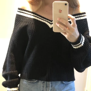 Off shoulder tröja - Svart och vit tjock off shoulder tröja, knappast använd. Storlek xs men passar s-m också.  💌säljs inte längre, fråga för fler bilder.