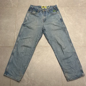 Butter jeans - Storlek 30, byxorna är i väldigt bra skick och de är knappt använda.
