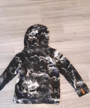 Svart/vit tröja  - Använd men fortfarande i väldigt bra skick