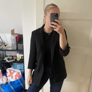 Kavaj - Kavaj från H&M med uppvikta armar. I gott skick och jättefin. 