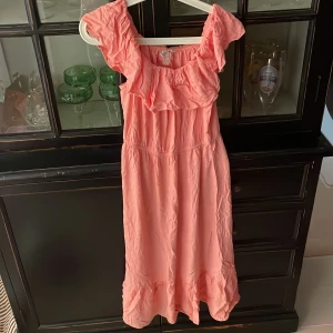 Klänning  - Klänning använd 1 gång