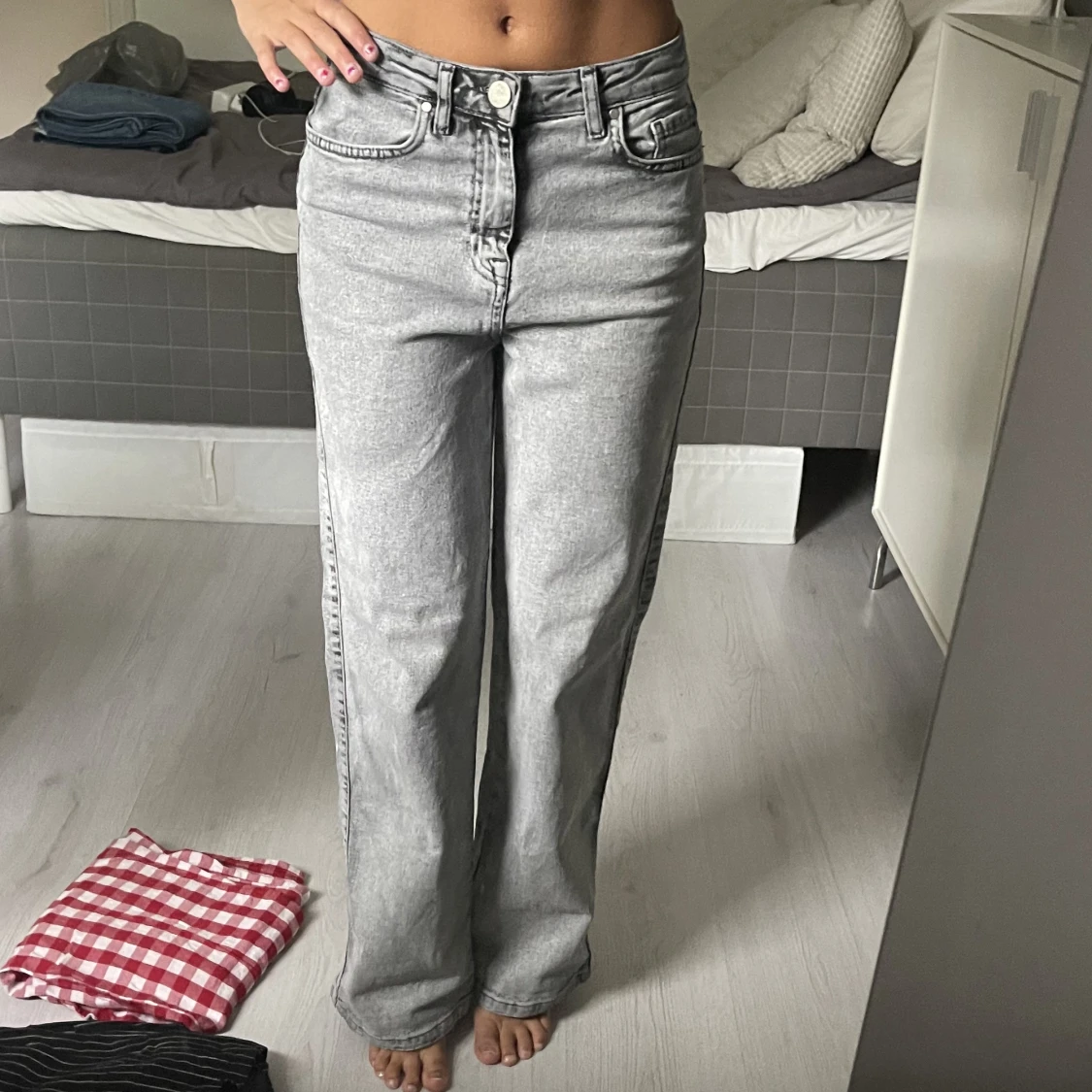Gråa jeans