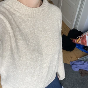 Stickad tröja - Massimo Dutti - En superfin beige stickad tröja. Passar perfekt till sensommaren och hösten. Använd fåtal gånger så i gott skick. 