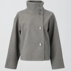 Grå kappa - Säljer denna underbara kappa som endast använts 1-2 gånger och är därmed i nyskick. Köptes för 600kr