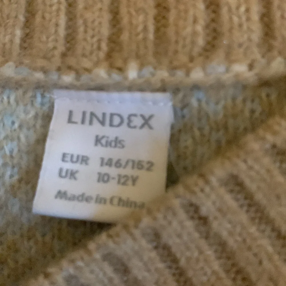 En fin stickad tröja från lindex, köpt förra hösten! Använd en del men inte dåligt skick🤍strl 146/152 men passar xs💕nypris runt 250 om jag minns rätt. Toppar.