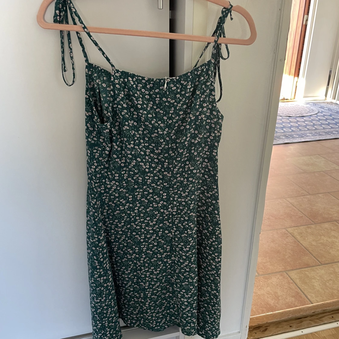 Kort grön blommig klänning  - 90