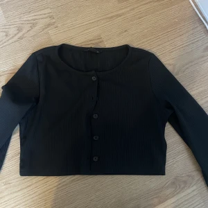 Topp - Säljer denna svarta, tajta, långärmade kofta/topp🫶🏼 Jättefin och basic till alla olika tillfällen! Bra skick med💕