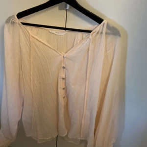 Fin blus från mango  - Jättefin blus från mango. Endast använt 1 gång. Säljer för 299kr+frakt. Skriv för fler bilder eller frågor💕💕