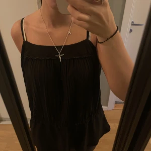 Snygg topp - Säljer denna sååå snygga fest topp!!💖💖