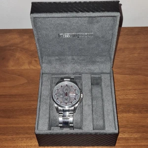 Champion klocka, nytt batteri bra skick  - Champion klocka vattentålig,  urtavla 42 mm. Innanför yttre ringen 38 mm. Datum samt tidtagning. Nypris på ur & penn 1299:-. Mitt pris: 690:-.