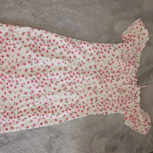 Klänning blommig  - En rosa vit klänning 
