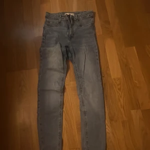 Molly jeans - Molly jeans från ginatricot använda en gång jätte fint skick