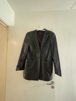 Ril’s läderjacka - !Äkta läder! Svart Ril’s läderjacka storlek 40, i gott skick förutom att axlarna är lite slitna