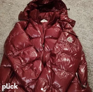 Moncler jacka - Säljer moncler jackan i stl S, sparsamt använd, nyprid ligger p runt 8-9 tusen men ja vill bara bli av ne den varav priset. Den är äkta men bäde chip och påse slängdes då jag ej visste att ja ville sälja den