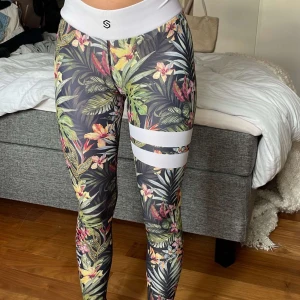 Träningsthights  - Jag säljer även dessa stronges thights som är otroligt fina men som tyvärr inte kommer till användning🌸